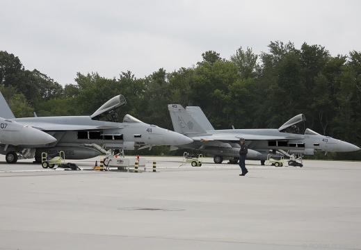 F/A-18E Super Hornets - AC-407, AC-411 & AC-413 - VFA-105 Gunslingers