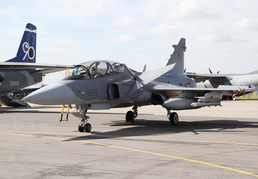 JAS-39D Gripen - 9819 - 211.tl